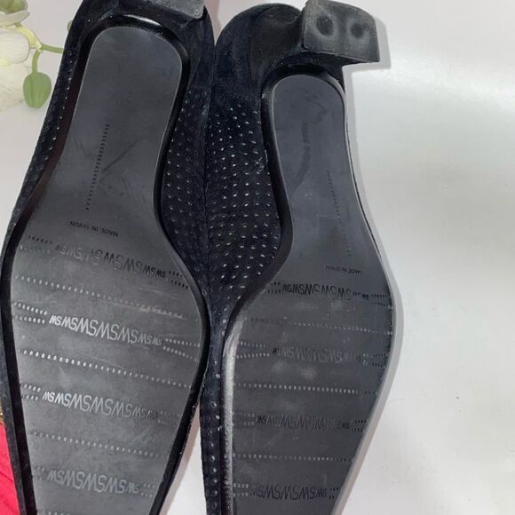 Elegant Stuart Weitzman Black Suede Kitten Heels - Picture 6 of 6